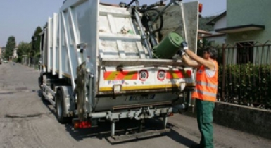 Un mezzo per la raccolta dei rifiuti raccolta rifiuti